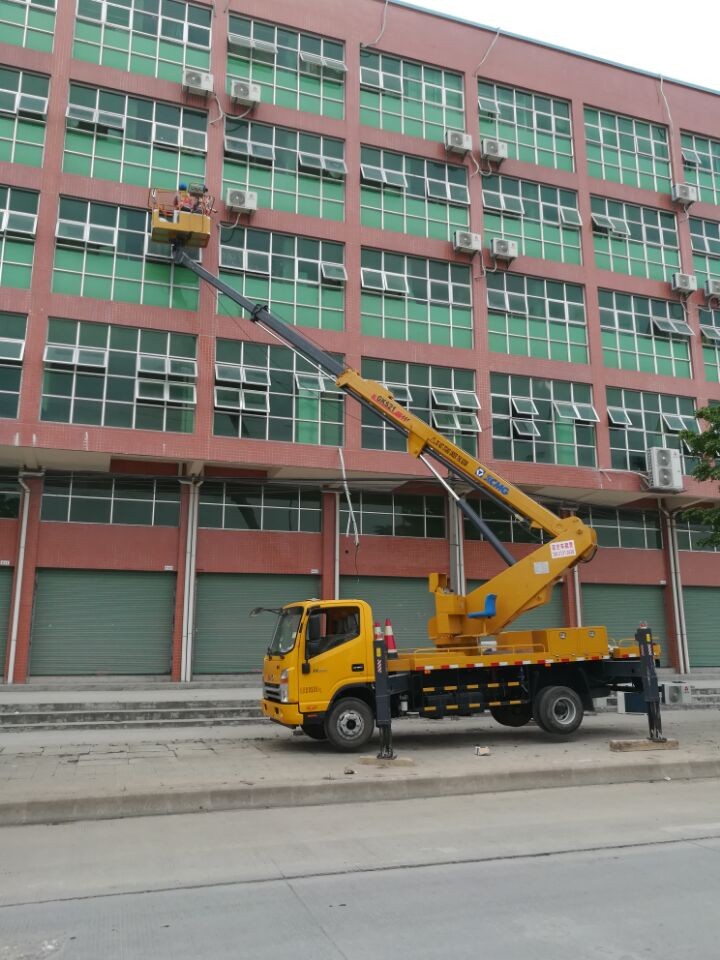 高空車清洗外牆玻璃