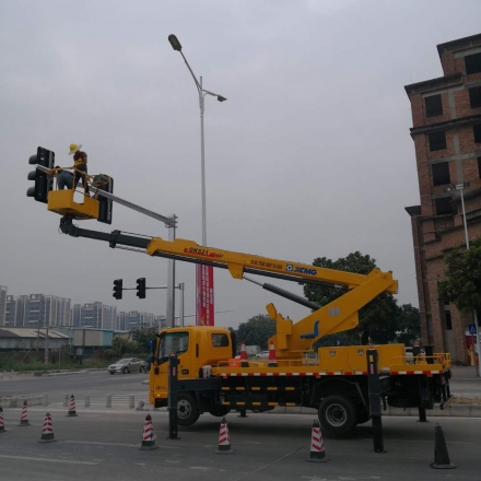 高空車修交通信號燈